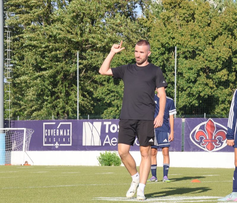 V&iacute;ctor Garc&iacute;a coaching a youth session